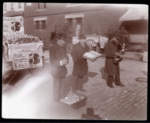 Vista de vendedores ambulantes vendendo figos e outros bens perto da 6th Avenue, Nova York, c.1903 (impressão de gelatina de prata)